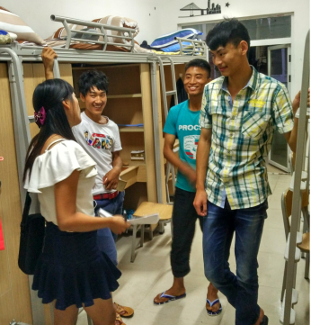 祝老师与学生交流